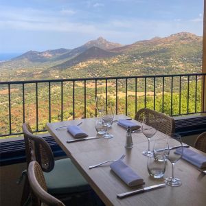 Vue depuis le restaurant de l'hôtel Balagne sur le maquis Corse et la mer