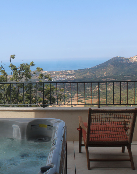 Suite chambre double avec jacuzzi et vue sur la mer de l'Hôtel Balagne
