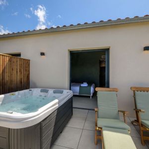 hotel-proche-calvi-chambre-double-jacuzzi-vue-mer (8)
